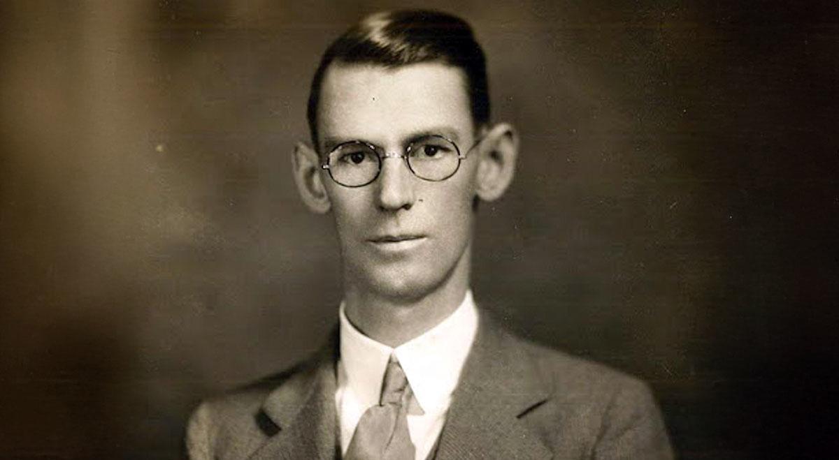 Retrato en sepia de John Ridley Stroop, con lentes redondos y traje